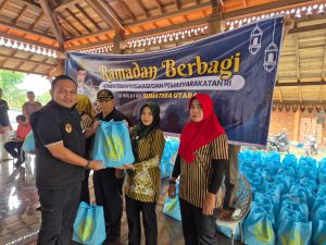 Kepala Kantor Imigrasi Kelas II TPI Belawan, Eko Rajagukguk, memberikan paket bantuan kepada warga.