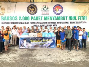 Kantor Imigrasi Kelas I TPI Polonia bersinergi dengan Lapas Kelas I Medan menyalurkan 2.000 paket bakti sosial bagi masyarakat.