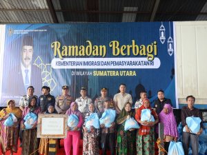 Kementerian Imigrasi dan Pemasyarakatan, wilayah Sumatera Utara menyalurkan bantuan sosia kepada masyarakat di kawasan Gabion, Belawan.