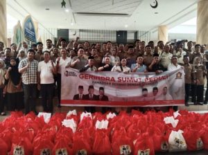 Dewan Pimpinan Daerah (DPD) Partai Gerindra Sumatera Utara, membagikan ratusan paket sembako kepada para pekerja kebersihan (cleaning service) dan tenaga keamanan (security) yang bertugas di Kota Medan.