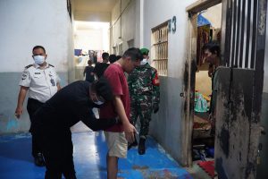 Petugas Rutan Kelas I Medan melakukan razia di setiap blok hunian bekerjasama dengan TNI dan Polri.