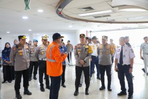 Wakapolda Sumatera Utara, Brigjen Pol Sonny Irawan didampingi Kapolrestabes Medan Kombes Pol. Dr. Jean Calvijn Simanjuntak, S.I.K., M.H. dan sejumlah Pejabat Utama (PJU) Polda Sumut.meninjau pelayanan di Stasiun Kereta Api Medan.