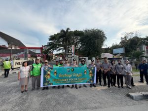 Personel Bidang Kedokteran dan Kesehatan (Biddokkes) Polda Sumut bersama para driver ojek online, menggelar pembagian takjil kepada masyarakat di depan Markas Komando (Mako) Polda Sumut.