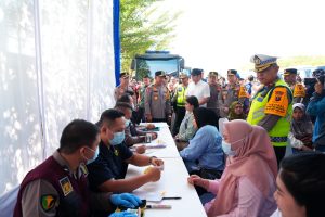Kapolda Sumut didampingi Wakapolda dan Wali Kota Medan beserta Kapolrestabes Medan, Dirlantas Polda Sumut memantau pemeriksaan kesehatan gratis bagi para pemudik dan sopir bus.