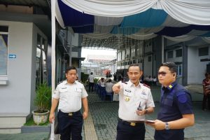 Kepala Lapas Kelas I Medan, Fonika Affandi, memberikan arahan simulasi dan apel kesiapan layanan kunjungan kepada jajaran pegawai.