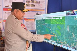 Kapolda Sumatera Utara, Irjen Pol Whisnu Hermawan Februanto, memantau kondisi arus lalu lintas secara real time melalui Google Maps dan CCTV.