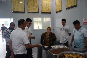 dr. Adhayani Lubis melakukan pengecekan di dapur Lapas guna memastikan kualitas, kebersihan, serta kelayakan makanan yang diberikan kepada warga binaan.