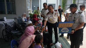 Kepala Lembaga Pemasyarakatan Kelas I Medan, Fonika Affandi, meninjau langsung pelaksanaan layanan kunjungan.