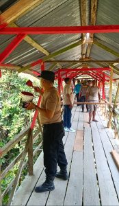Personil bersama warga melakukan pengecatan Jembatan Presisi Merah Putih Kuala Sabah di Desa Kuala Dekah, Kecamatan Biru-Biru, Kabupaten Deli Serdang.