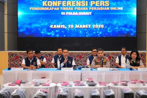 Dirresiber Polda Sumut Kombes Pol Dr. Bayu Wicaksono, S.H., S.I.K., M.Si, saat memaparkan praktik judi online jaringan Kamboja di Jalan Palang Merah, Kota Medan.