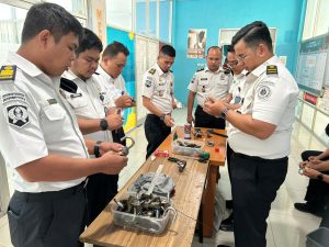 Kepala Bidang Adm Kamtib, Andik Ariawan, bersama jajaran keamanan dan pengamanan Lapas Kelas I Medan, melakukan perawatan gembok pada blok hunian.
