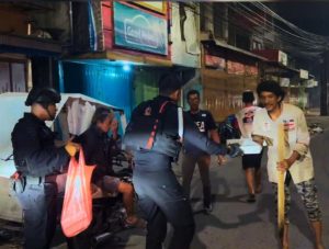 Personel Satuan Brimob Polda Sumatera Utara melaksanakan Sahur On The Road membagikan paket sarapan sahur kepada masyarakat sekitar.