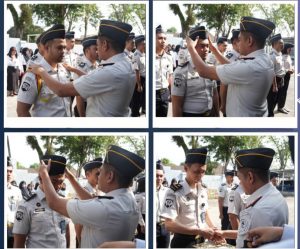 Kepala Rutan Pangkalan Brandan, Akmalun Ikhsan, menyematkan tanda kenaikan pangkat dan pemberian penghargaan bagi pegawai teladan.