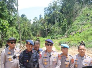 Wakil Kepala Kepolisian Daerah Sumatera Utara, Brigjen Pol Sonny Irawan, saat memberikan keterangan penindakan tambang emas ilegal di perbatasan Kabupaten Tapanuli Selatan dan Kabupaten Mandailing Natal bertambah menjadi 17 orang.