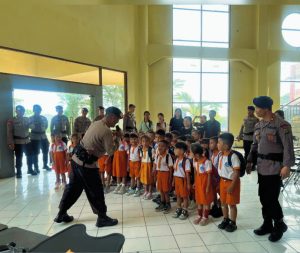 Personel Kompi 4 Batalyon C memberikan pengenalan Brimob kepada anak-anak TK Swasta Ruder di Mako wilayah Gunungsitoli.