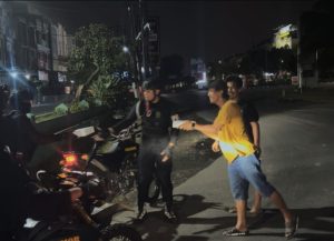 Personel Brimob Polda Sumut membagikan sarapan sahur kepada masyarakat di sekitar Mako Satuan Brimob Polda Sumut.