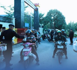Personel Satuan Brimob Polda Sumatera Utara berbagi takjil kepada para pengendara.