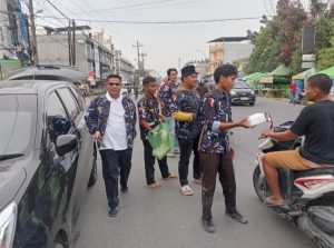 Plt Sekretaris AMPI Medan Johor, Dedi Siregar, turun langsung bersama rekan juang untuk membagikan takjil kepada masyarakat.