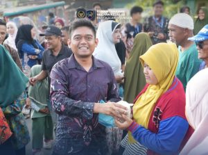 Karutan Kelas IIB Pangkalan Brandan, Akmalun Ikhsan, berbagi takjil kepada masyarakat sekitar rutan sebagai bentuk kepedulian dan semangat berbagi di bulan suci Ramadan.