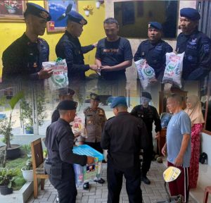 Personel Brimob memberikan bantuan berupa paket sembako dan tali asih kepada rekan-rekan yang tengah menjalani perawatan akibat sakit menahun.