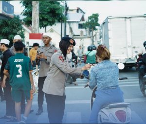 Personel Brimob membagikan takjil kepada para pengendara yang melintas di kawasan sekitar markas.