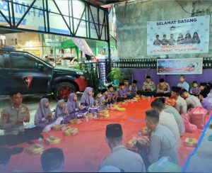 Personel Kompi 4 Batalyon A Sat Brimob Polda Sumut menggelar buka puasa bersama anak-anak yatim dan dhuafa di Griya Yatim & Dhuafa Medan.