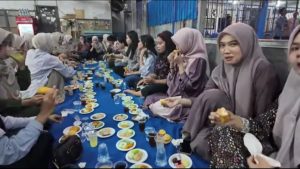 Pegawai Rutan, Ibu Dharma Wanita, dan peserta magang, turut mengikuti buka puasa bersama di Rutan Kelas IIB Pangkalan Brandan.