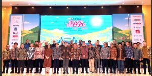 Para pimpinan dan Staf AstraPay foto bersama.
