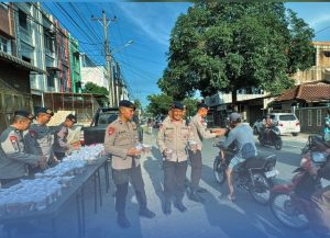 Personel Kompi 3 Batalyon A Satuan Brimob Polda Sumatera Utara, dipimpin Komandan Kompi 3 Batalyon A, Iptu Binner Sitorus, S.H., membagikan takjil kepada masyarakat di Jalan Surya, Kelurahan Indra Kasih, Kecamatan Medan Tembung, Kota Medan.