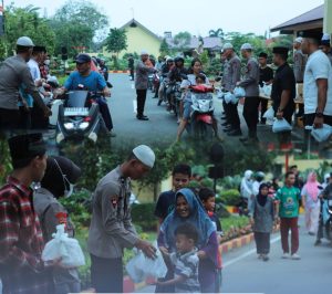Personel Satuan Brimob Polda Sumatera Utara turun ke jalan, membagikan 200 paket takjil berupa jus dan mie kepada para pengguna jalan.