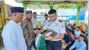 Karutan Kelas IIB Pangkalan Brandan, Akmalun Ikhsan, memberikan Remisi Khusus (RK) Idul Fitri Tahun 2026, kepada Warga Binaan Pemasyarakatan (WBP) beragama Islam.