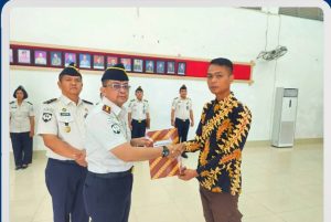 Kepala Lapas Kelas IIA Binjai, Wawan Irawan, menyerahkan remisi khusus Idulfitri kepada perwakilan warga binaan.
