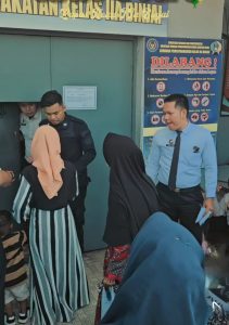 Petugas Lembaga Pemasyarakatan Kelas IIA Binjai memberikan pelayanan kunjungan kepada masyarakat, khususnya keluarga warga binaan.