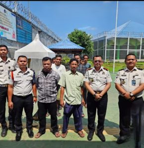 Kepala Lembaga Pemasyarakatan Kelas IIA Binjai, Wawan Irawan, dan jajaran petugas, foto bersama 8 (delapan) orang warga binaan yang dinyatakan bebas.