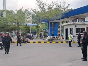 Satuan Brimob Polda Sumatera Utara, menjaga keamanan dan kelancaran arus masyarakat dalam pelaksanaan Operasi Ketupat 2026, di kawasan Pelabuhan Penyeberangan Ajibata.