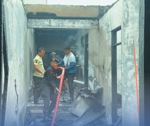 Personel Satuan Brimob Polda Sumatera Utara menangani musibah kebakaran yang melanda permukiman warga di Kota Pematangsiantar.