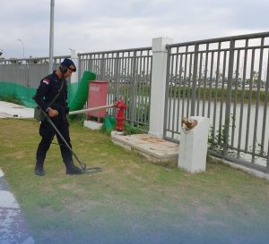 Personel Jibom dan Kimia Biologi Radioaktif (KBR) Detasemen Gegana Satuan Brimob Polda Sumatera Utara melaksanakan sterilisasi di Stadion Utama Sumatera Utara.