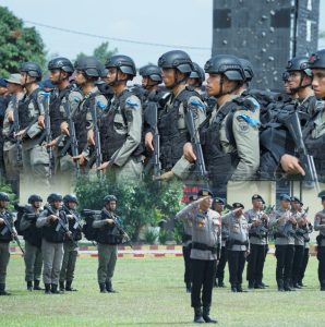 Dansat Brimob Polda Sumut, Kombes Pol Rantau Isnur Eka, S.I.K., M.M., M.H., M.Han., memimpin Upacara Pembukaan Pembinaan Tradisi bagi Bintara Remaja.