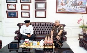Foto : Kajatisu Dr Harli Siregar, SH, MHum saat menerima kunjungan kerja Mentri PU RI Doddy Hanggodo di Kantor Kejaksaan Tinggi Sumatera Utara, Senin sore (9/3). (BM-red)