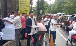 Foto : Forwaka Sumut yang di Pimpin oleh Ketua Irfandi menggelar aksi sosial bagi-bagi takjil serentak di seluruh wilayah Sumatera Utara, Jumat (13/3/2026). (BM-red).