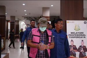 Foto : Kejaksaan Tinggi (Kejati) Sumatera Utara kembali menetapkan satu tersangka baru, yaitu Rivolindo (61), warga Perumahan Duren Sawit Baru Blok A 9 Nomor 25 Jakarta Timur,mantan Kepala Kantor Syahbandar dan Otoritas Pelabuhan (KSOP) Belawan periode Oktober 2023 hingga Oktober 2024. Kamis (26/3). (BM-red).