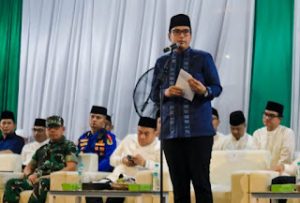 Wakil Ketua DPRD Medan H Zulkarnaen saat memberikan kata sambutan pada malam takbiran menyambut Hari Raya Idulfitri 1 Syawal 1447 H di Lapangan Merdeka Medan.