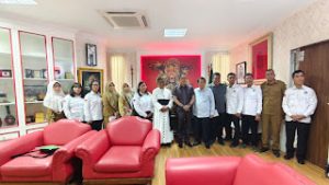 Ketua DPRD Medan, Wong Chun Sen, menerima Pembimas Katolik Kemenag Kota Medan, R Pandiangan bersama Pastor Sampang Tumanggor.