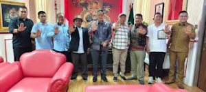 Ketua LPA Kota MedanSuhairi Lubis dan jajaran saat bertemu Ketua DPRD Medan, Wong Chun Sen.