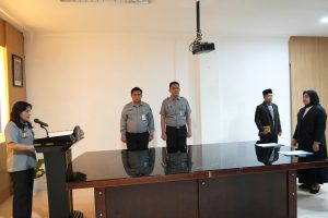 Kepala Divisi Pelayanan Hukum, Kortini J M Sihotang, melantik dan mengambil sumpah jabatan bagi empat Notaris Pengganti di Ruang Rapat Divisi Pelayanan Hukum Kantor Wilayah Kementerian Hukum Sumatera Utara.