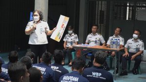 Petugas Medis Klinik Pratama Rutan Kelas I Medan memberikan sosialisasi kesehatan kepada warga binaan.