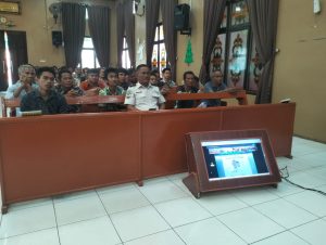 Staf Bimbingan Kemasyarakatan, pegawai magang, serta Warga Binaan Pemasyarakatan (WBP) yang beragama Kristen, mengikuti Ibadah Online Paskah secara virtual melalui aplikasi Zoom.