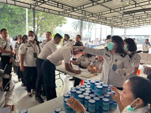 Pegawai Lembaga Pemasyarakatan (Lapas) Kelas I Medan melaksanakan pemeriksaan tes urine.
