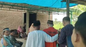 Warga Binaan Pemasyarakatan Rutan Kelas I Labuhan Deli memberikan penghormatan terakhir kepada orang tuanya yang telah berpulang.
