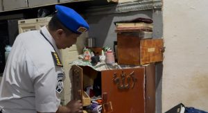 Petugas Rutan Kelas I Medan melakukan razia di blok hunian warga binaan.